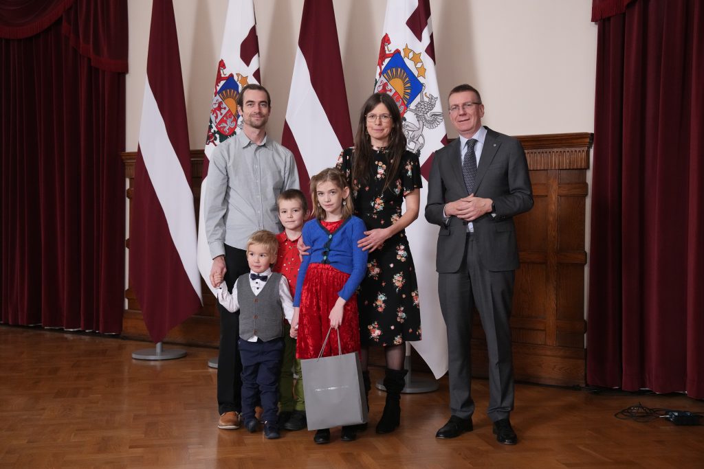 remigrantu van der auvermelenu gimene kopa ar latvijas valsts prezidentu iededz rigas pils svetku egli